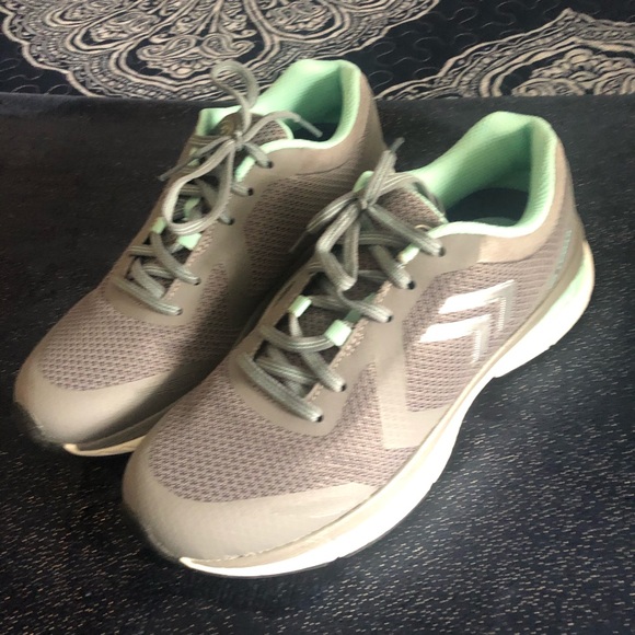 Skechers grey woman’s sneaker   7 1/2 Gel Cushion - Picture 1 of 10